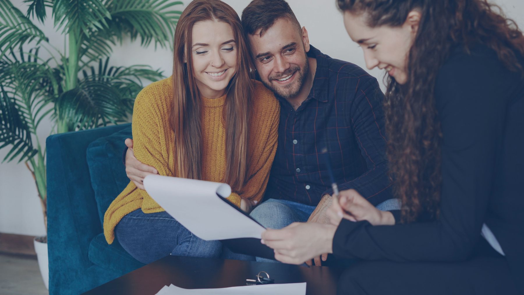 Un couple échange avec une conseillère autour de documents